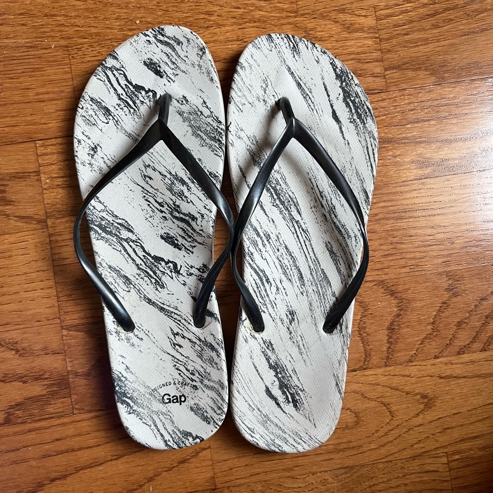 Gap Black and White Flip Flops